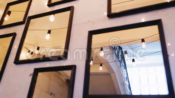许多镜子挂在墙上视频的预览图