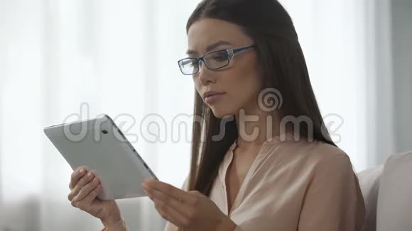 集中女商人审查平板电脑的图表检查公司的指标视频的预览图