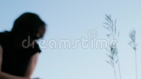 一个绿色的茎后面是一个悲伤的女孩靠在桥上视频的预览图