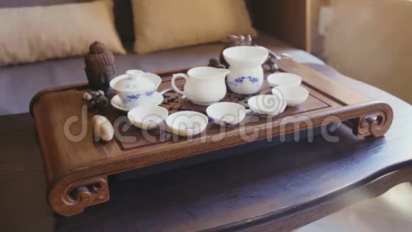 木制桌上煮中国茶架用陶瓷器皿视频的预览图