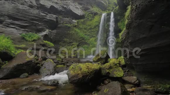 伊图鲁普岛上的瀑布视频的预览图