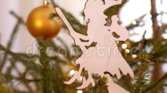 圣诞树上扫帚把上的木制玩具女巫视频的预览图