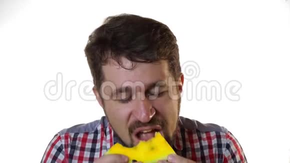 一个留胡子的人咬了一片多汁的黄色西瓜视频的预览图