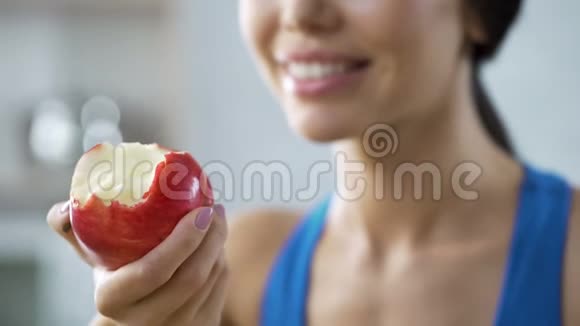 吃苹果的女孩在经过艰苦的锻炼后给身体补充维生素视频的预览图