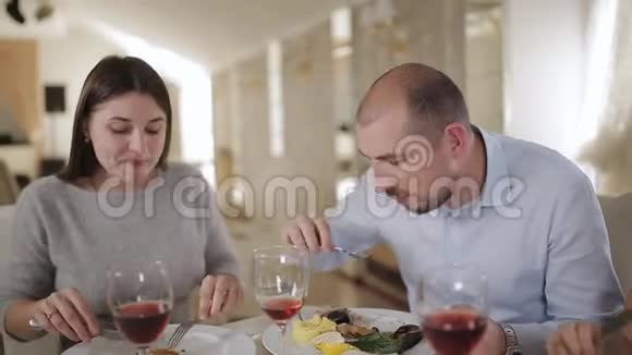 最好的朋友在餐厅吃午餐喝红酒视频的预览图