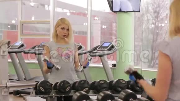 健身房里的女孩视频的预览图