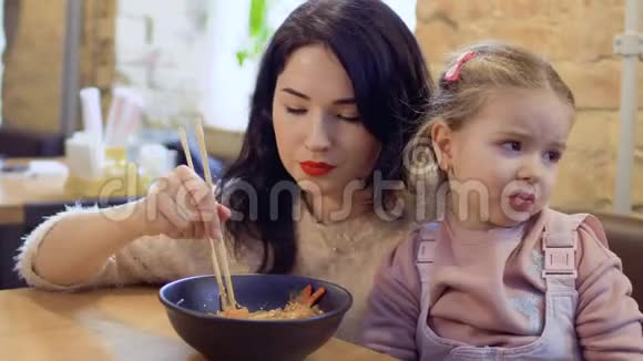 小女孩不想吃韩国面条视频的预览图