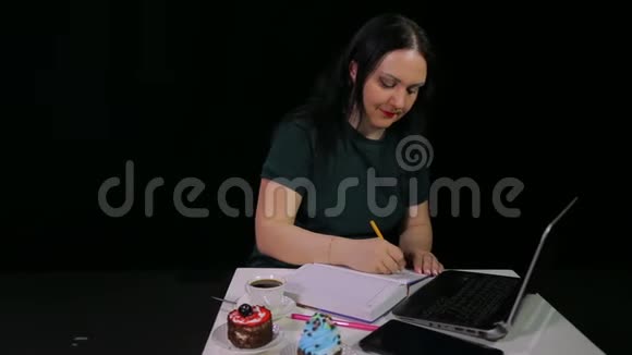 咖啡馆的一个黑发女孩在电脑前工作在咖啡馆喝咖啡视频的预览图