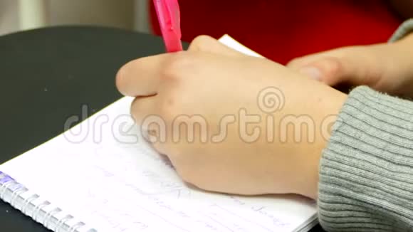 左撇子把笔记记在笔记本上视频的预览图