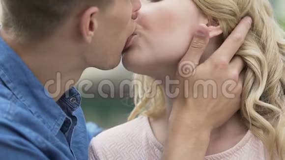 爱情之吻的特写男人和女人捧着纸心视频的预览图