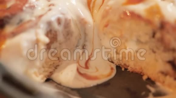 白色奶油焦糖奶油从新鲜热肉桂包在慢动作关闭4K视频视频的预览图