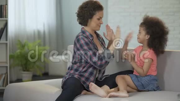 喜欢做母亲的女人和心爱的孩子玩耍家庭气氛舒适视频的预览图