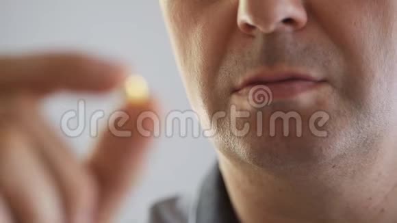 特写一个人吃了一粒药丸喝了一杯水视频的预览图