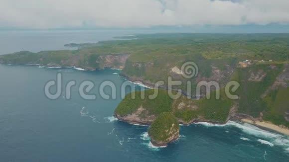 金岭滩的鸟瞰图山清水秀碧海带浪努萨佩尼达印度尼西亚巴厘旅费视频的预览图