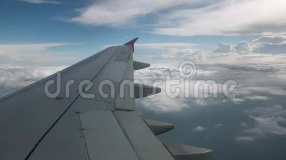飞机的飞行水平在蓝天和纹理体积云的背景下从视频的预览图