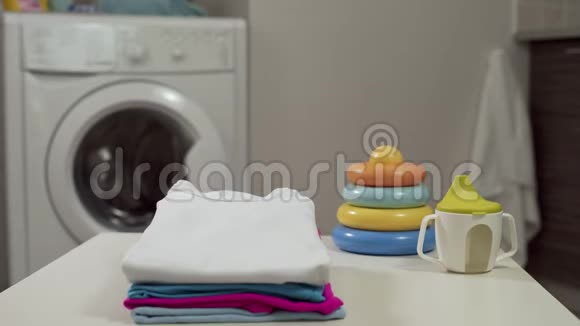 清洁婴儿衣物在洗衣店洗衣店洗衣日使用洗衣机洗婴儿衣服4UHD镜头视频的预览图