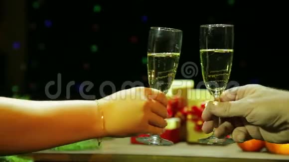 一男一女浪漫地庆祝圣诞节新年手里拿着香槟酒杯把他们打成一片视频的预览图