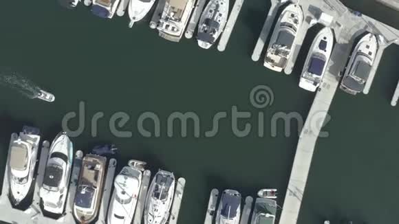 无人机拍摄的游艇和帆船停靠在加利福尼亚的码头视频的预览图