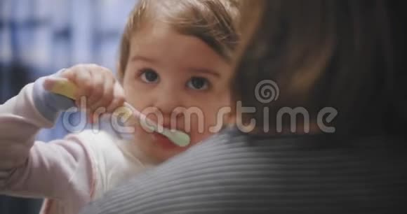 有趣的小女孩刷牙视频的预览图