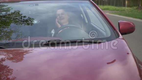 微笑的生活方式肖像笑女人在车里视频的预览图
