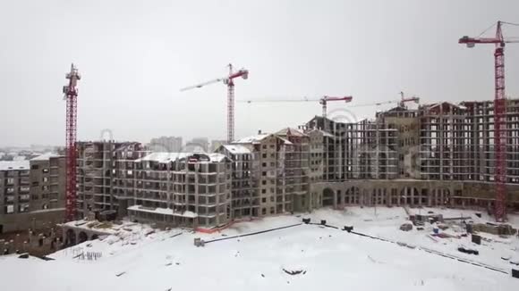 俄罗斯冬季城市住宅建筑工地上空飞行视频的预览图