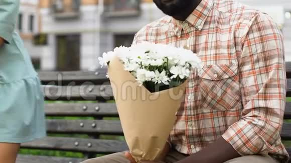 男人送花给女士送花礼物惊喜视频的预览图