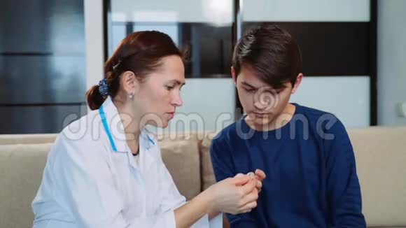 女医生穿上助听器男孩少年视频的预览图