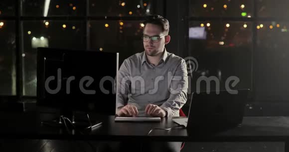 程序员正在办公室加班深夜在键盘上打字视频的预览图