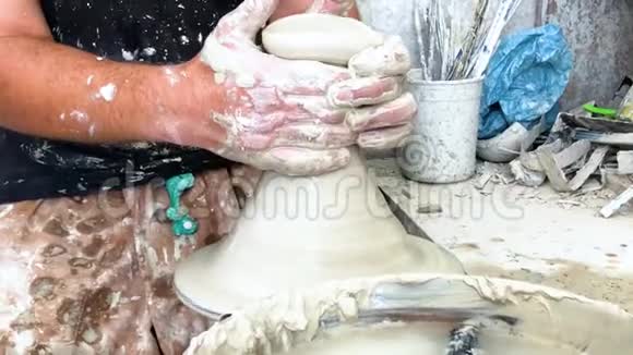 摩洛哥的一家陶器制造商在非洲的菲兹摩洛哥老梅迪纳的一个车间里制作陶瓷制品视频视频的预览图