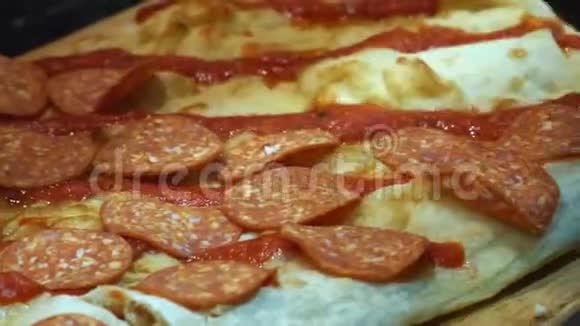 首席黑色硅胶手套制作美味的意大利披萨并在披萨面团上添加意大利香肠框架视频的预览图