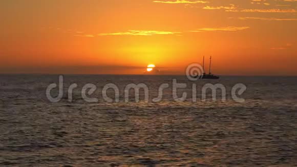 附近有锚泊船的热带橙色日落视频的预览图
