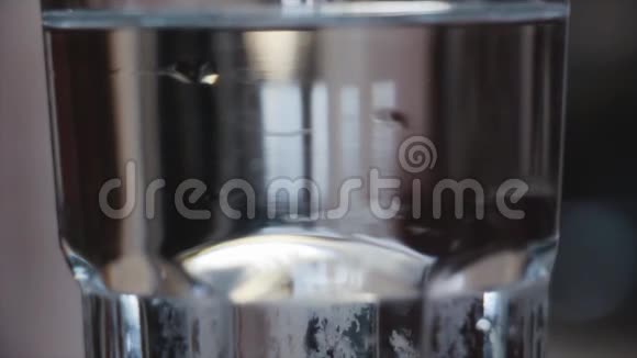 倒入起泡的水补药在玻璃烧杯中视频的预览图
