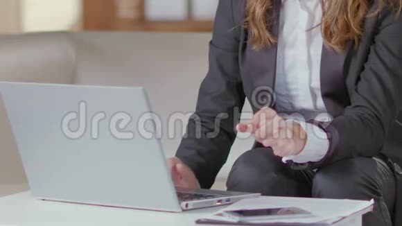 穿商务服的女士带笔记本电脑统计报告公司员工视频的预览图