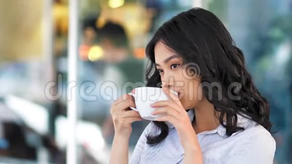 亚洲女商人或休息喝咖啡的学生忧郁微笑的肖像视频的预览图