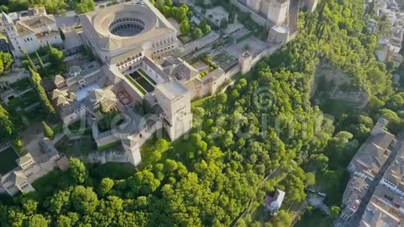 空中观景西班牙格拉纳达的阿尔罕布拉宫在美丽的夏日天桥视频的预览图