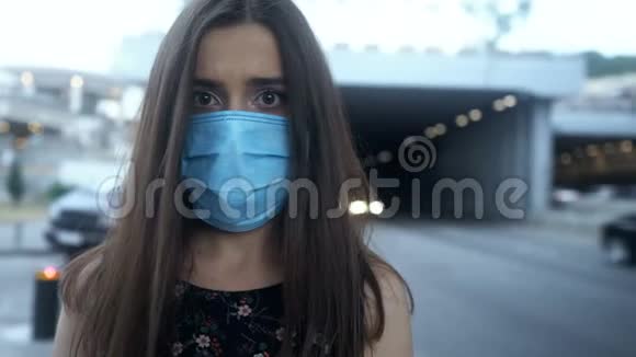 城市空气污染流行空气传播疾病的妇女视频的预览图