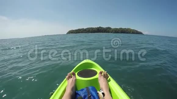 女性双脚在太平洋的皮划艇上放松从POV的角度鼓舞人心的景观积极的冒险旅行视频的预览图