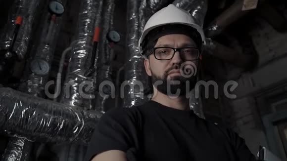 人站在锅炉房或技术室有热管道视频的预览图