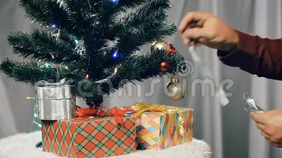 有钱人装饰圣诞树视频的预览图