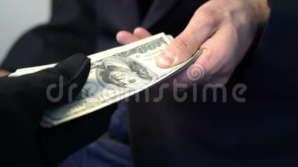 商人给钱交黑手套犯罪概念贿赂视频的预览图