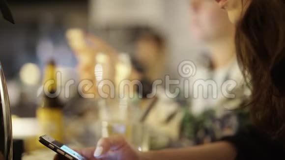 无法辨认的女人在德国酒吧上网视频的预览图