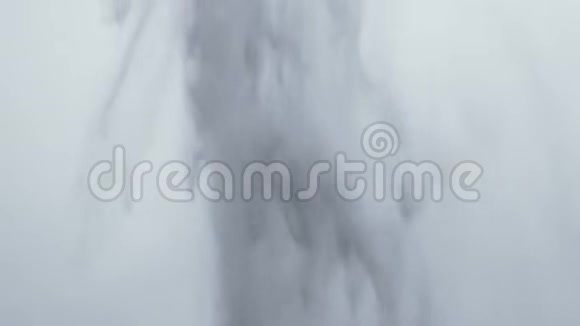 从冰岛维克附近的塞尔贾兰斯瀑布悬崖上落下的水视频的预览图