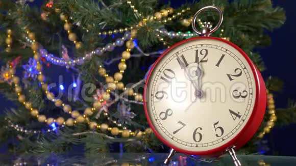 圣诞树背景上的老式红色复古闹钟从5分钟到午夜复制空间为视频的预览图