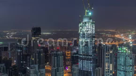 阿拉伯联合酋长国迪拜令人惊叹的迪拜市区摩天大楼夜以继日的空中景色视频的预览图
