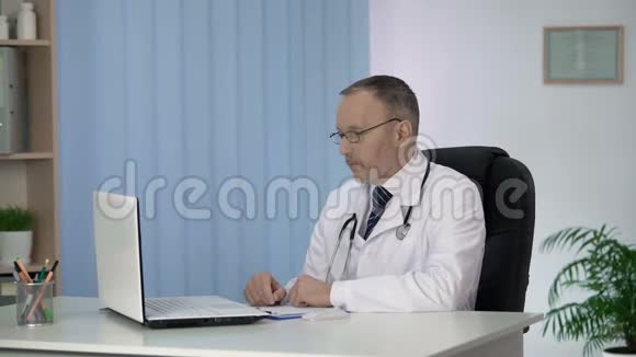 男医生查看病人病历劳累后辛苦一天视频的预览图