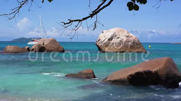 塞舌尔普拉斯林岛美丽的海景岛屿石质海岸位于印度洋旅游放松视频的预览图