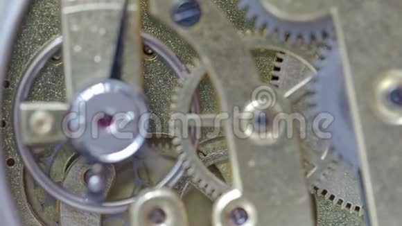 运行黄铜机械手表重点是齿轮背景视频的预览图