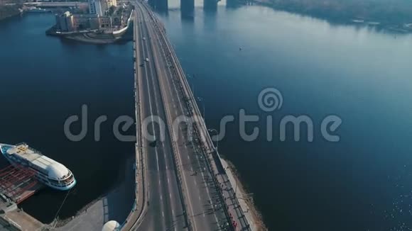 马拉松在桥上跑步宽镜头视频的预览图