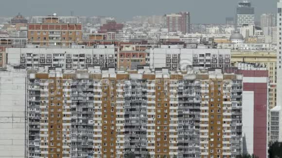 人口稠密的城市的公寓房莫斯科俄罗斯视频的预览图