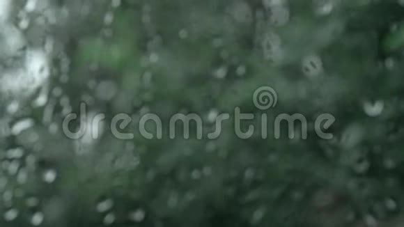 夏天的雨和潮湿的玻璃视频的预览图